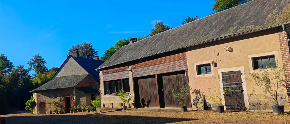 La cour rendue propre en fin de chantier, la rogneuse prête à repartir