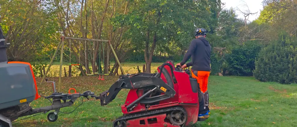 Le Dingo tracte le broyeur jusqu'au chantier