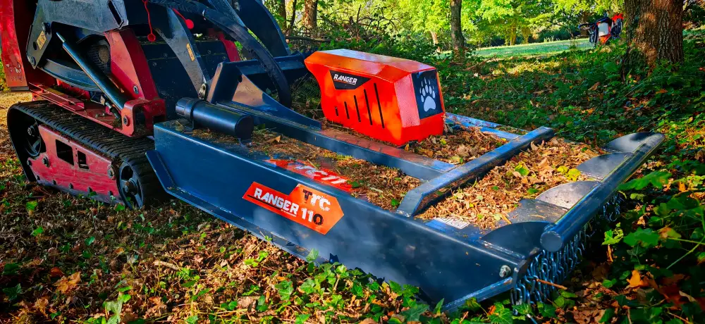Le Dingo et son gyrobroyeur à lames Ranger TRC 110, à l'ombre, en pleine journée