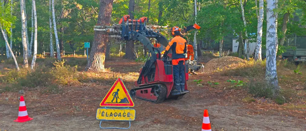 Le Dingo charge les branches, panneau et cônes en place, Parigné-l'Évêque