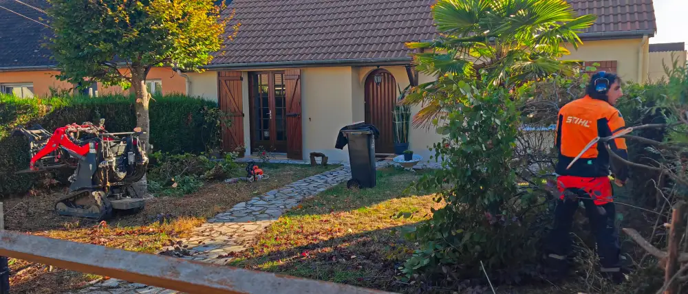 L'équipe dans la haie, la rogneuse déjà au jardin