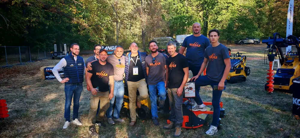 L'équipe d'élagueurs et de SA Machinery réunie sur le stand du Salon Vert, devant les mini-chargeurs Kodiak