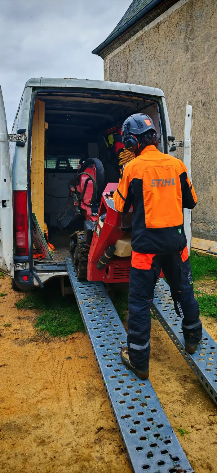La STX 26 descend du fourgon sur ses rampes : la rogneuse compacte qui passe là où rien ne passe