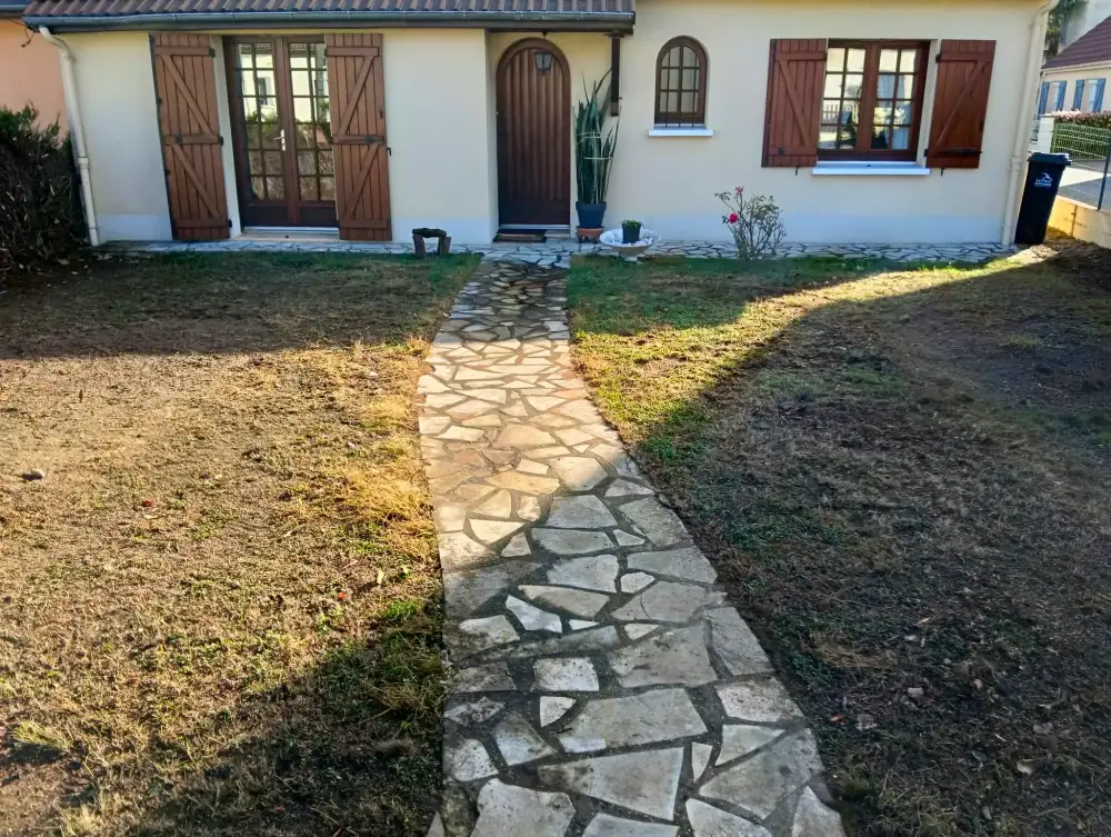 Le jardin de devant en fin de chantier : plus de haie, une allée dégagée et une terre à niveau