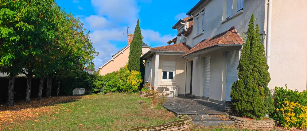 La maison et le jardin à Fillé, haies et massifs en cours de reprise