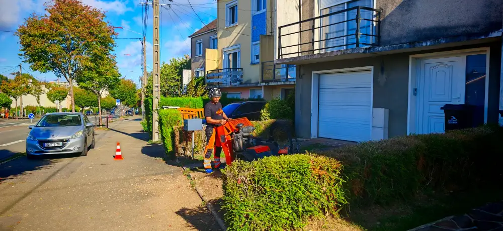 Ethan à la rogneuse devant une maison du Mans, le trottoir balisé