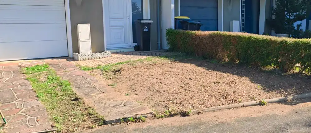 Le jardin de devant en fin de chantier : plus de souche, plus de haie côté rue, un sol à niveau