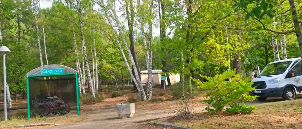 Le parking, l'entrée à la nacelle et les pins du sous-bois, en trois jours