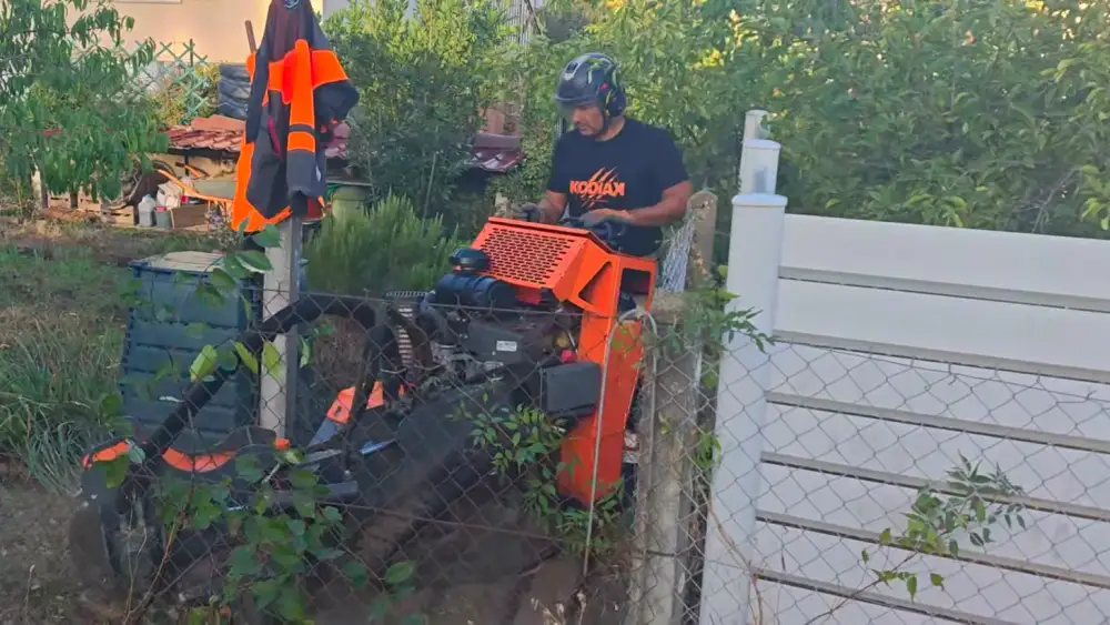 La haie sèche, le gros broyeur côté rue, puis la rogneuse qui se faufile le long du grillage